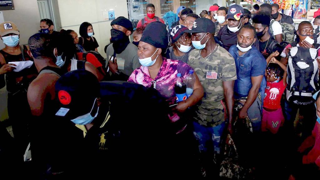 Centenares de haitianos parten hacia al norte de Colombia en ruta humanitaria