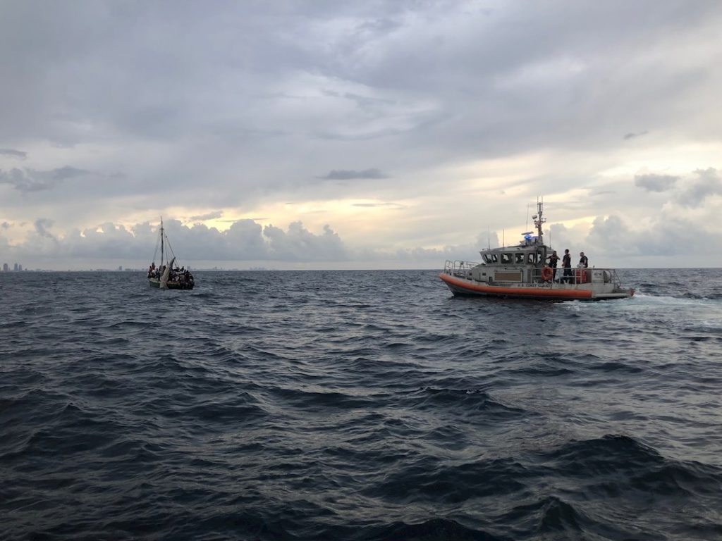 EE.UU. intercepta a un centenar de haitíanos en las costas de Florida