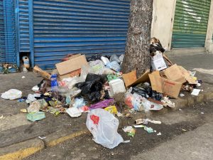 Acumulación de basura en la avenida Bolívar. Foto Dayrí Blanco