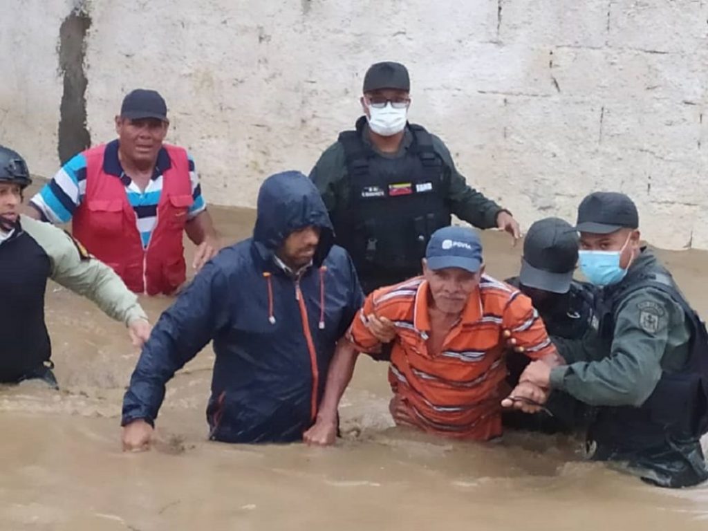 Desalojados varios sectores en medio de inundaciones en Juan José Mora