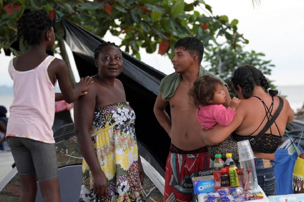 Haitianos tienden la mano a venezolanos en la frontera entre Colombia y Panamá