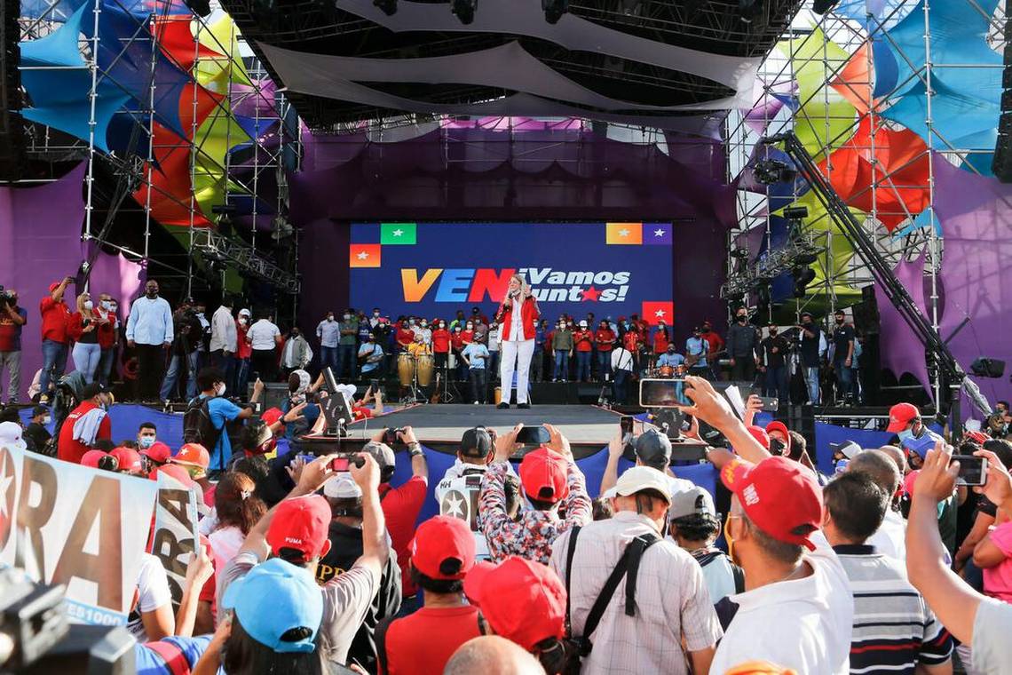 Maduro insta a candidatos a realizar una campaña electoral limpia