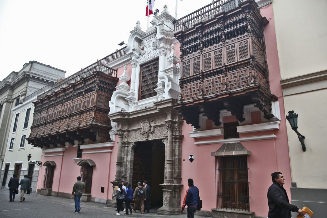 Perú se opone a cualquier intervención extranjera en Venezuela, reitera su canciller