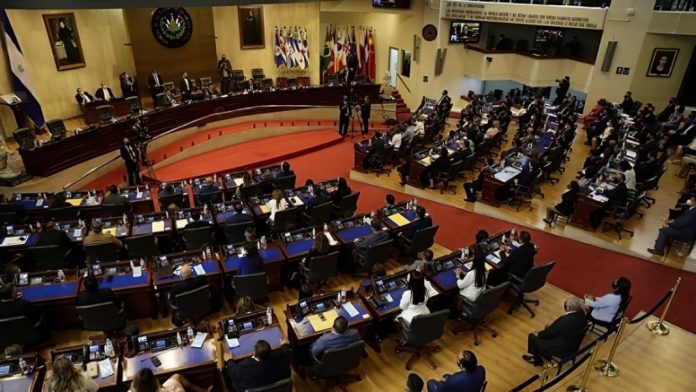 Congreso salvadoreño prohíbe concentraciones y niega que sea por protestas