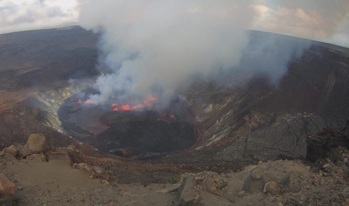 Hawaiano Kilauea entró en erupción este miércoles: expulsa lava y espesas columnas de humo