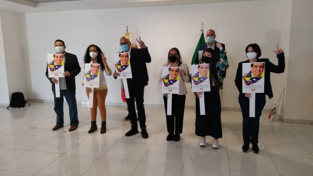Delegación de Maduro llegó a México para reanudar diálogo con la oposición