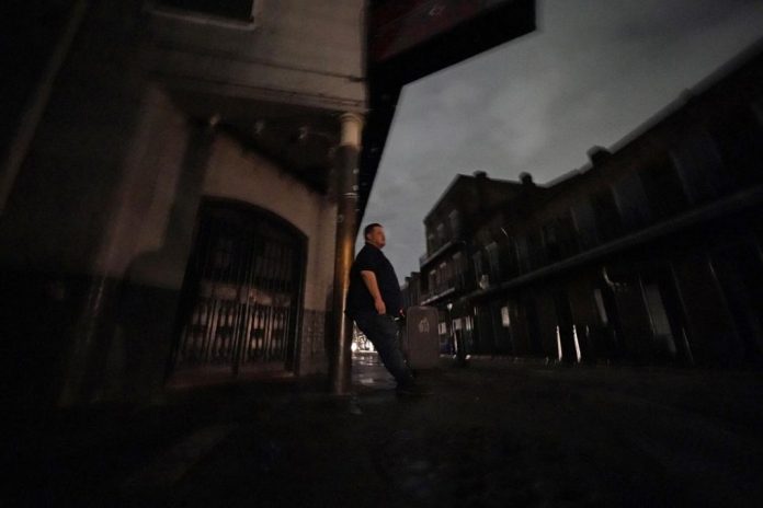 Casi un millón de clientes todavía sin luz en Nueva Orleans por Ida