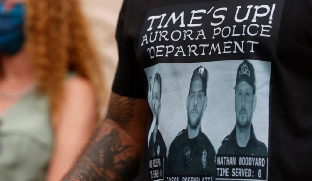 Acusan a tres policías y dos paramédicos por muerte de joven negro en EE.UU.