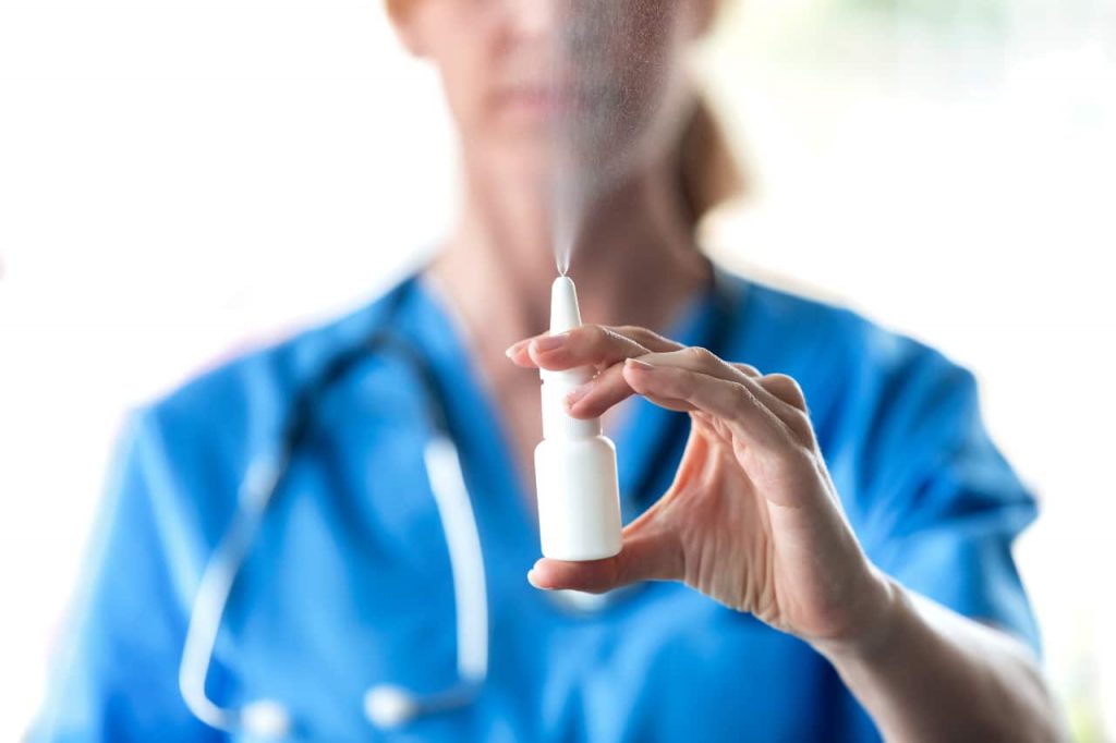 Brasileños avanzan en vacuna contra la COVID en forma de spray nasal