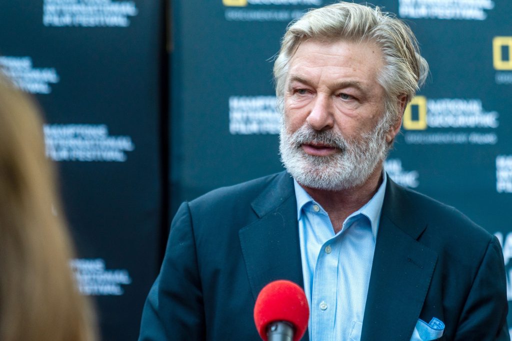 Armera del rodaje de Alec Baldwin culpa a los productores de inseguridad