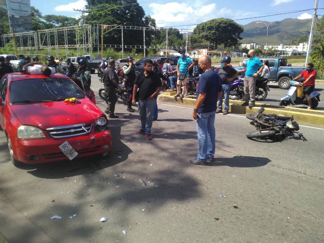 Colisión entre carro y moto en Naguanagua dejó heridos a un oficial policial y a un civil