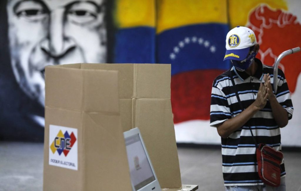 Rector Enrique Márquez afirma que las inhabilitaciones avivan dudas en torno al voto