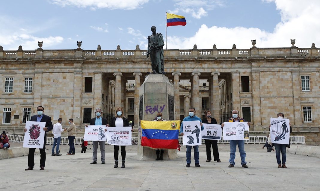 Venezolanos en Colombia aprovecharon visita de Khan para recordar vulneración de DD.HH. en Venezuela (+Fotos)