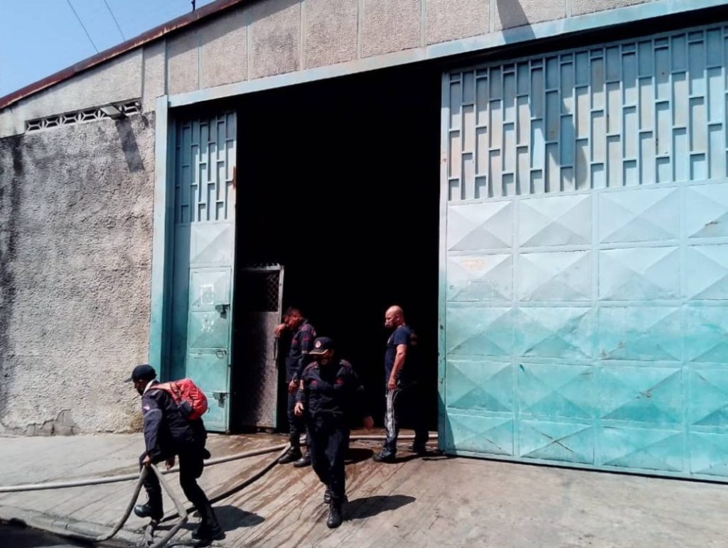 Bomberos de Valencia lograron controlar incendio en galpón al sur de la ciudad