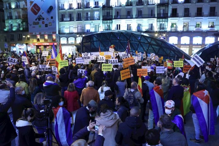 Cubanos reclaman libertad desde la Puerta del Sol de Madrid