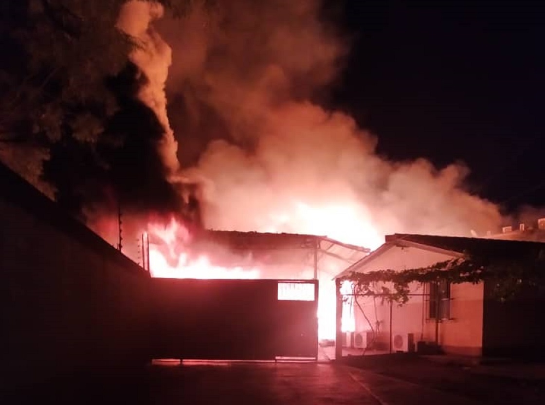 Bomberos atienden incendio de galpón en Naguanagua la noche de este jueves