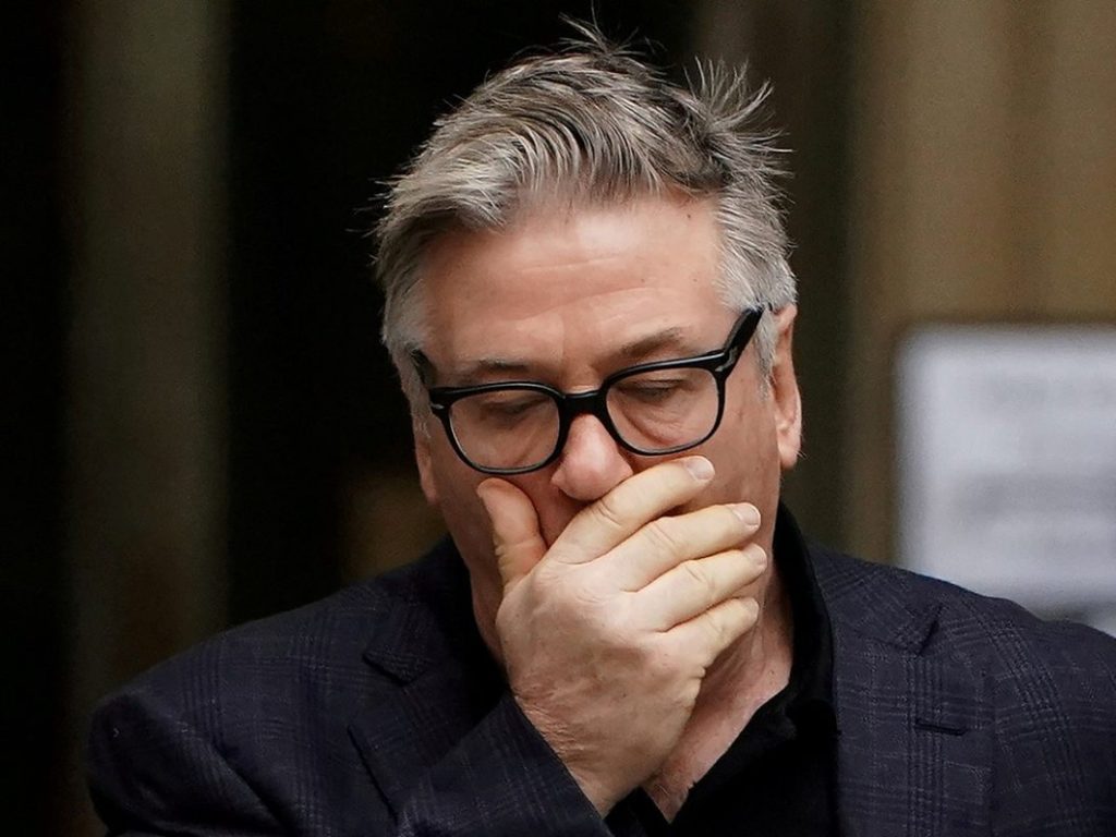 Jefa de guión demanda a Alec Baldwin por disparo durante rodaje de "Rust"