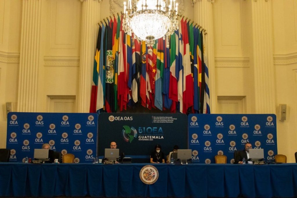 Llegan a Venezuela los primeros observadores africanos para las elecciones Caracas, 11 nov (EFE).- Un primer grupo de delegados africanos que participarán en el Plan de Veeduría Internacional para las elecciones regionales y locales del 21 de noviembre llegó este jueves a Venezuela desde Angola. "Arriban a Venezuela los primeros delegados africanos desde Angola, quienes participarán en el Plan de Veeduría Internacional el próximo 21 de noviembre", escribió en Twitter la Embajada de Venezuela en Angola. A su llegada, fueron recibidos por el ministro de Relaciones Exteriores, Félix Plasencia, quien les dio la bienvenida en esta jornada, que coincide con el Día de la Independencia de Angola. A las elecciones locales y regionales del próximo 21 de noviembre se presentará también la oposición, incluido el sector que lidera el exdiputado Juan Guaidó; será la primera ocasión, desde 2017, que este sector acude a las urnas. En las mismas también estará presente una Misión de Observación Electoral de la Unión Europea (MOE-UE), que se desplegó por el país el pasado 28 de octubre, coincidiendo con el inicio de la campaña para los comicios. Además, participa un panel de expertos de la ONU, quienes también desempeñarán el rol de observadores, igual que un grupo de integrantes del Centro Carter. Las elecciones serán observadas también por organizaciones nacionales y veedores internacionales a los que el Gobierno de Nicolás Maduro ha invitado para seguir el proceso electoral. EFE