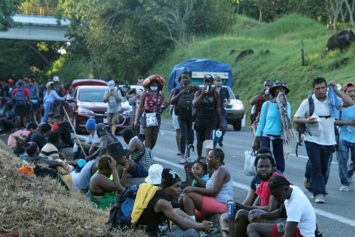 Caravanas migrantes avanzan por México en medio de obstáculos