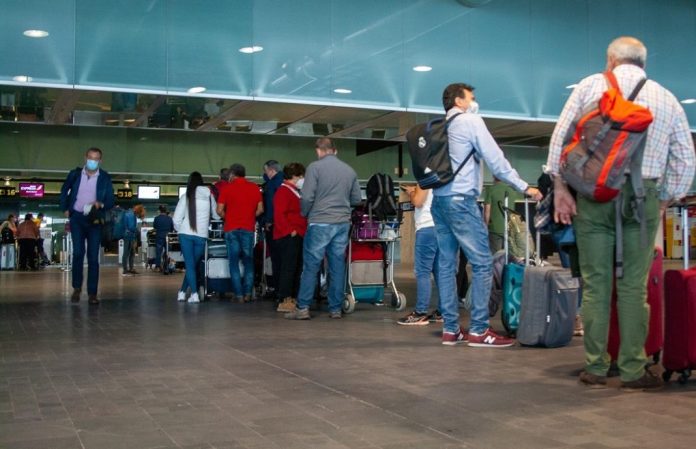 Cerrado el aeropuerto español de La Palma por cenizas del volcán