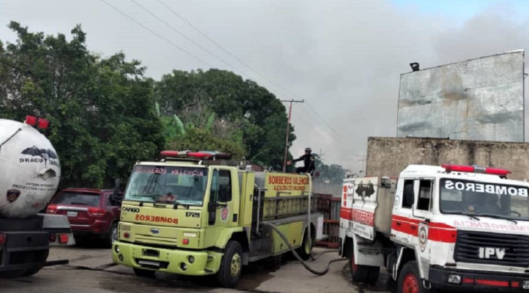 Bomberos controlaron incendio de estructura en zona industrial La Guacamaya