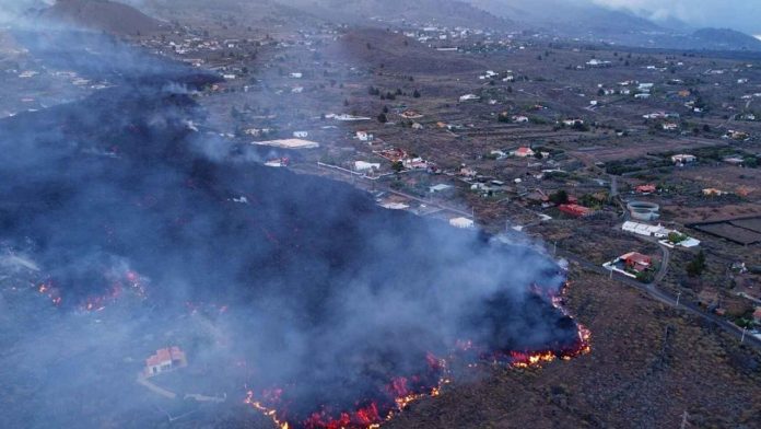 La Palma en riesgo por lluvias luego que el volcán desviara los cauces de agua