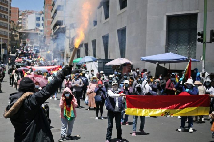 Gobierno boliviano anula polémica ley y pide suspender el paro y los bloqueos