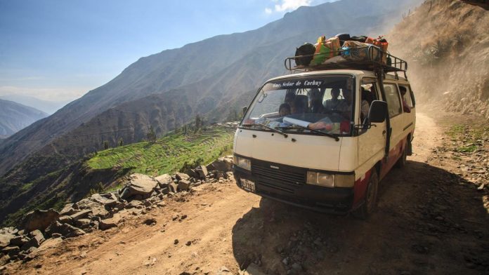 Dos muertos y nueve heridos al caer furgoneta por abismo de los Andes en Perú