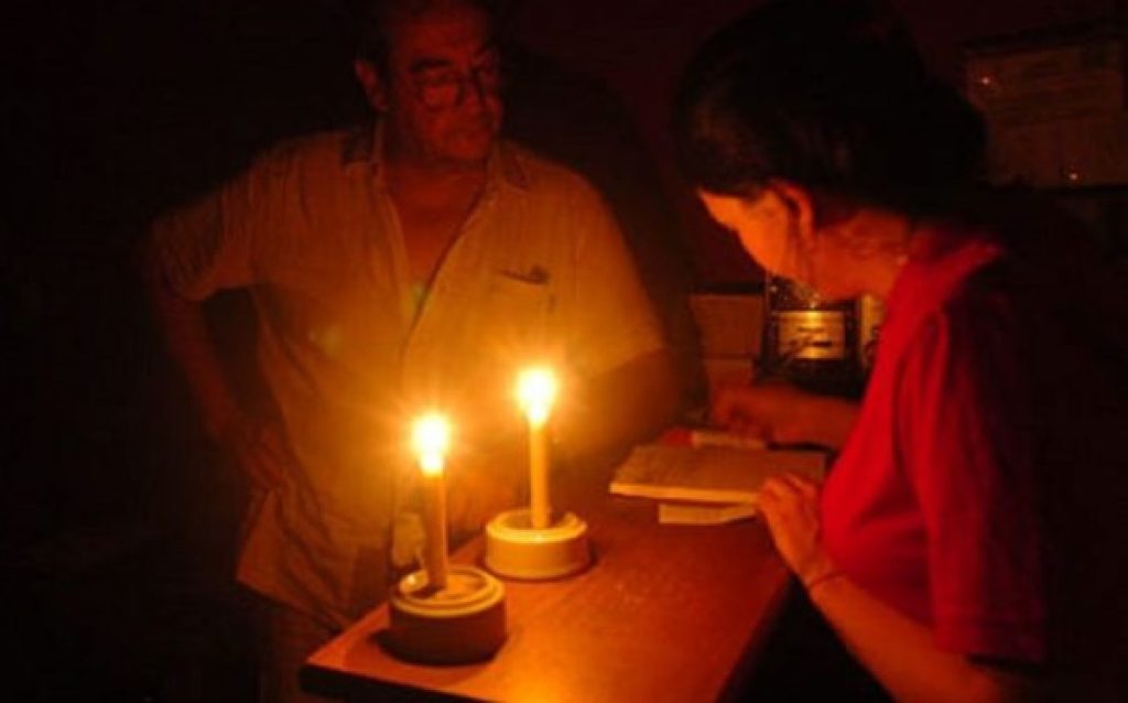 Reportado fuerte bajón eléctrico en varios estados del país la noche de este jueves