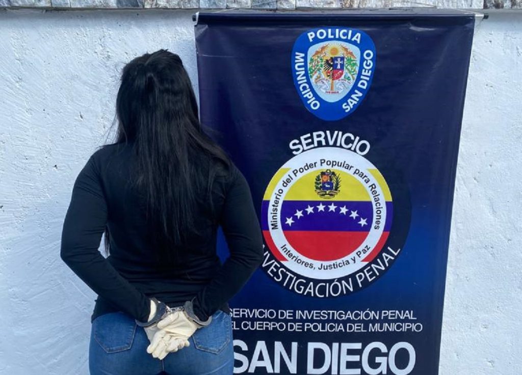 Mujer solicitada por la justicia se entregó a la Policía Municipal de San Diego