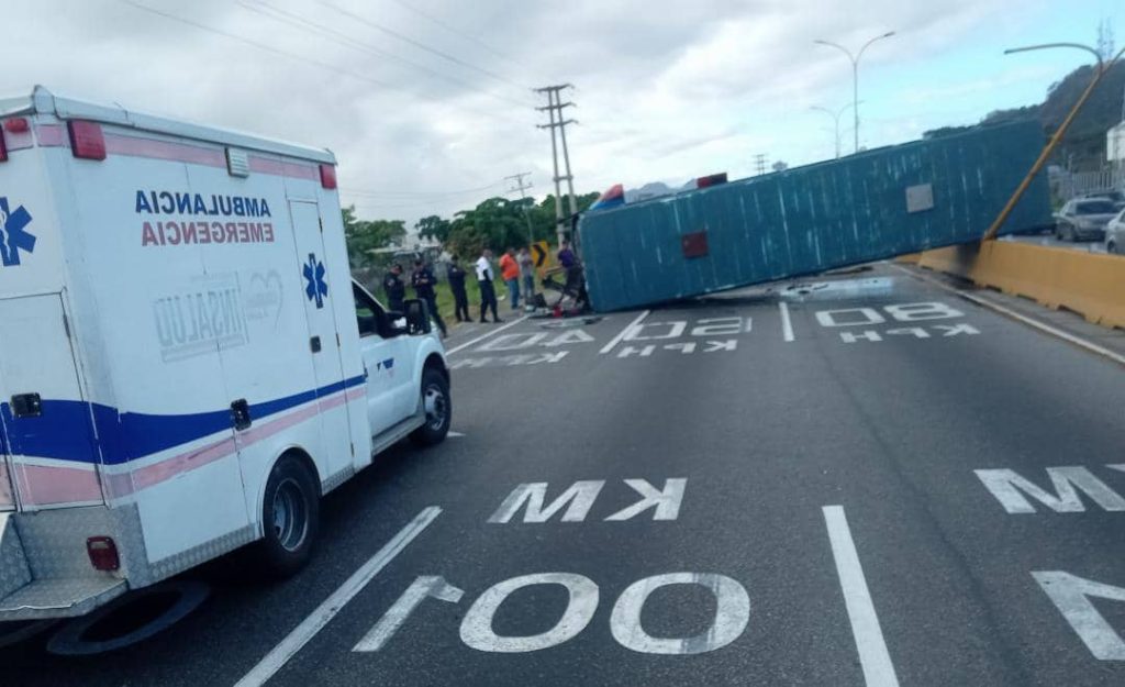 Aparatoso accidente de autobús se registró esta mañana en el distribuidor Los Samanes