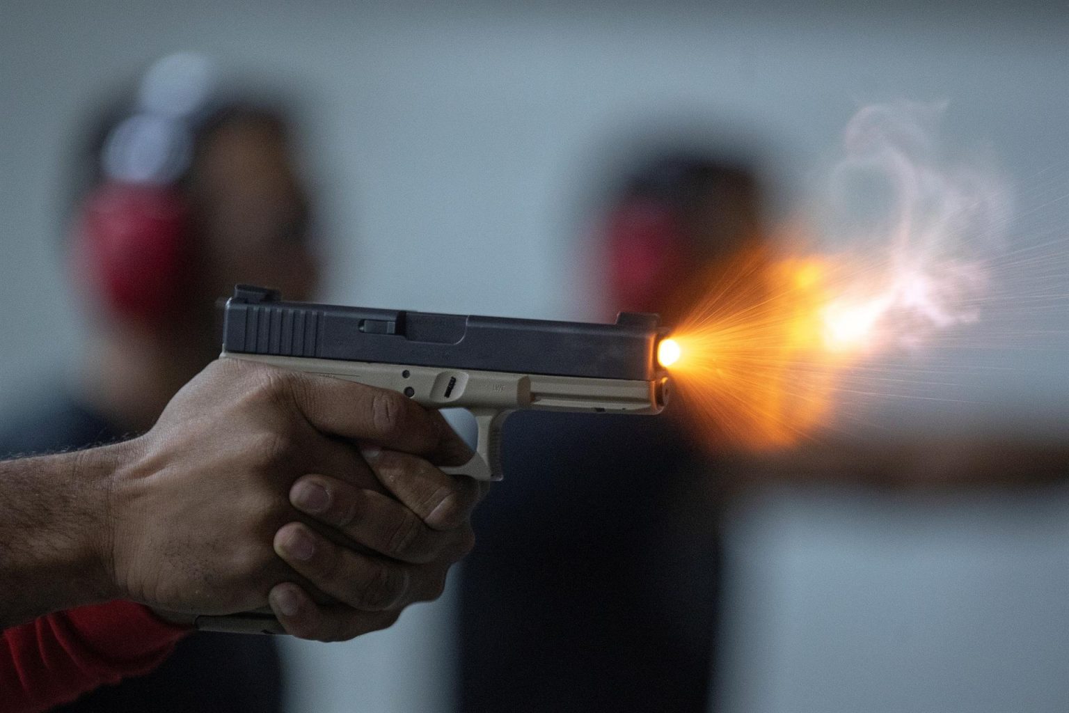 Más de dos años de cárcel a hombre en EE.UU. que fabricaba armas en su garaje