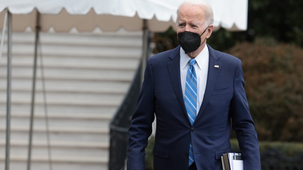 Biden no descarta exigir vacunas a viajeros en EE.UU. si lo aconseja su equipo