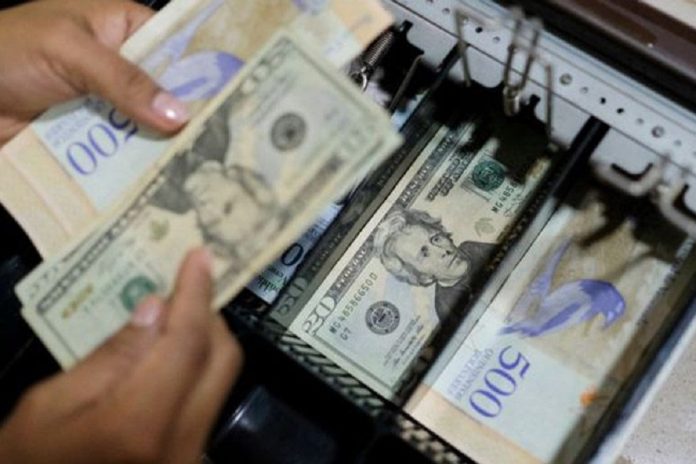 Venezuela saldrá de la hiperinflación, pero a un alto costo en dólares