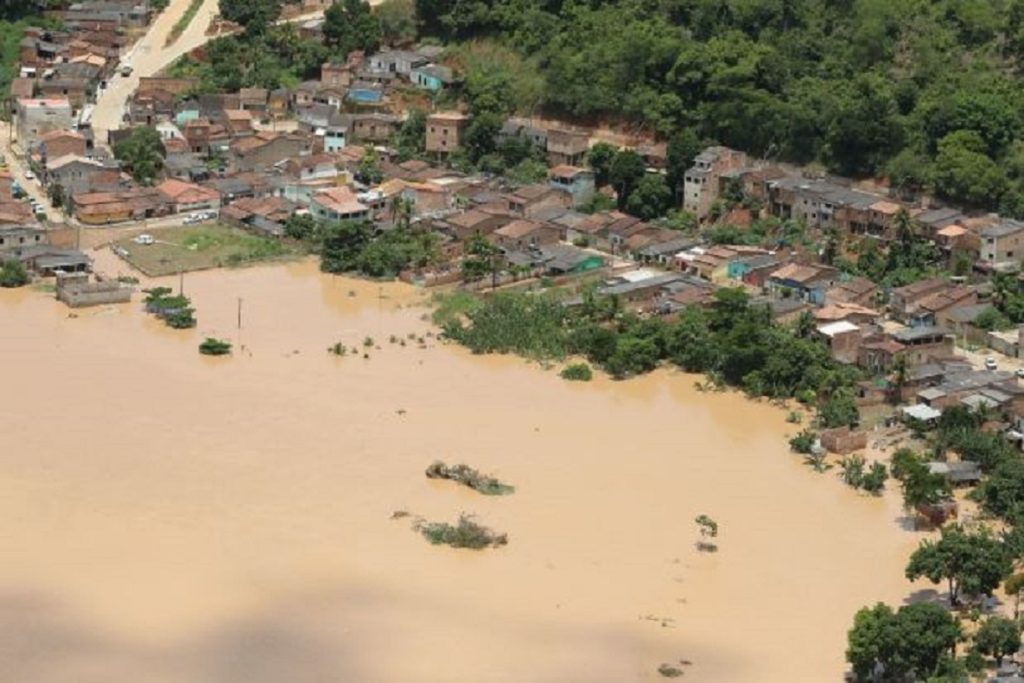 Suben a doce los muertos por las lluvias en Brasil