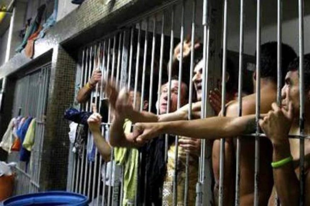 Autoridades ponen en marcha un plan para reducir el número de detenidos en las comisarías