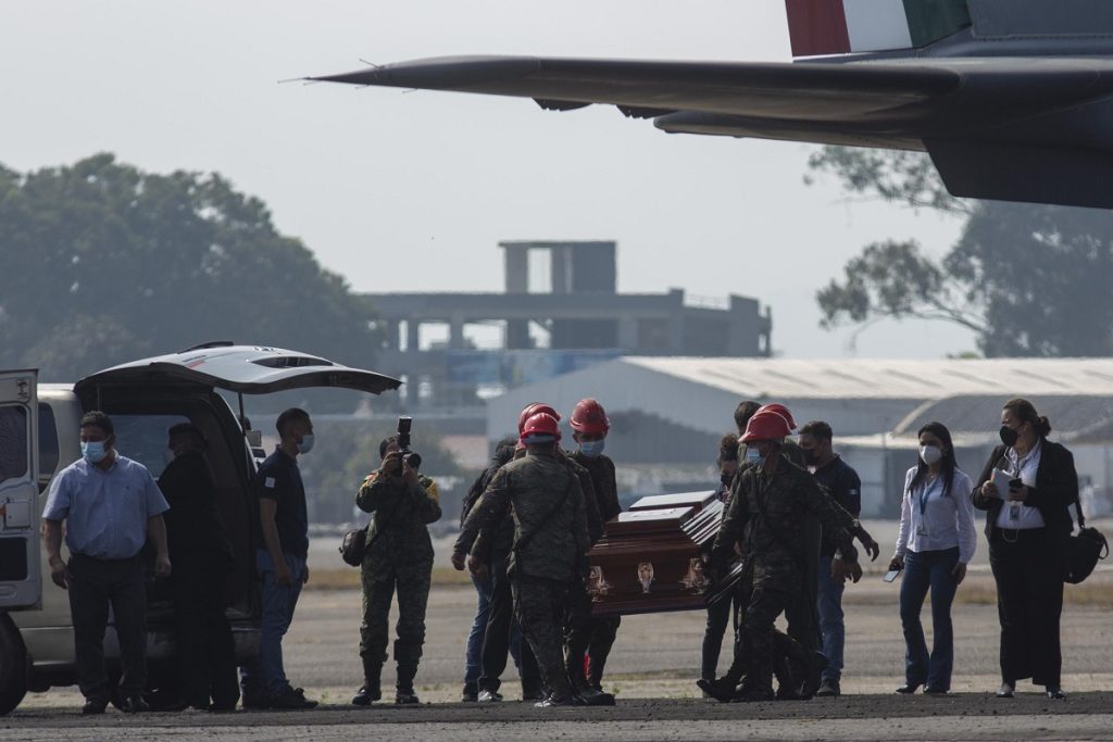 México repatría cuerpos de 15 guatemaltecos muertos en accidente en Chiapas