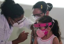 Brasil vacuna a niños contra COVID y en Ecuador regresan a clases virtuales
