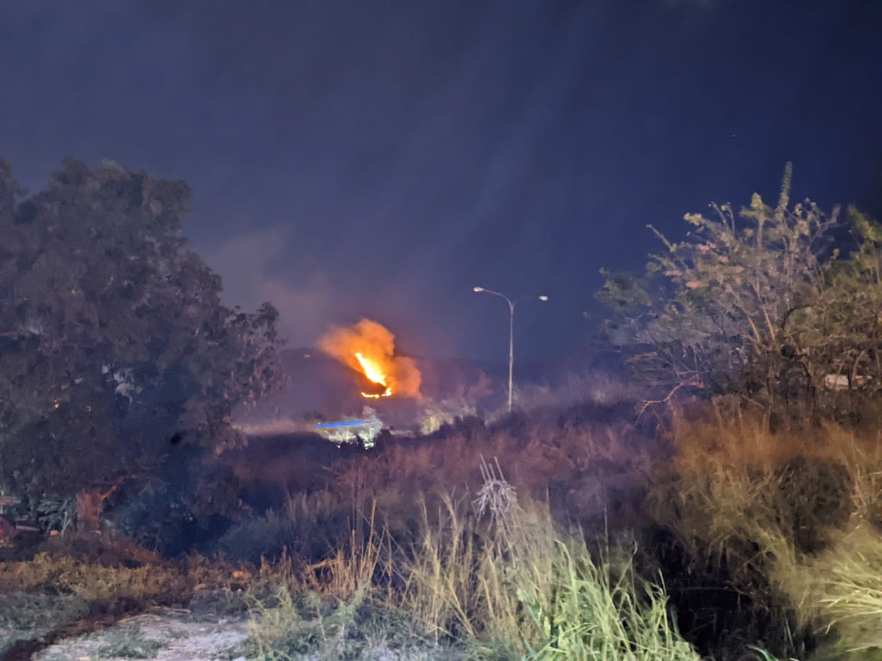 Al menos cinco hectáreas afectadas por incendio de vegetación en variante San Diego-Bárbula
