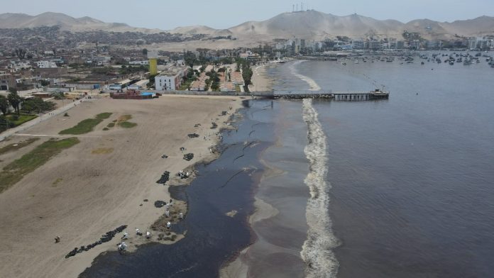 Repsol atribuye a fenómeno imprevisible derrame de petróleo en mar de Perú