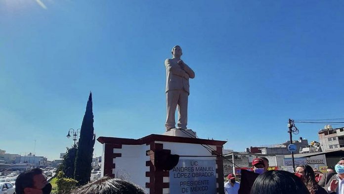 Estatua de López Obrador recién desvelada terminó derribada en centro de México