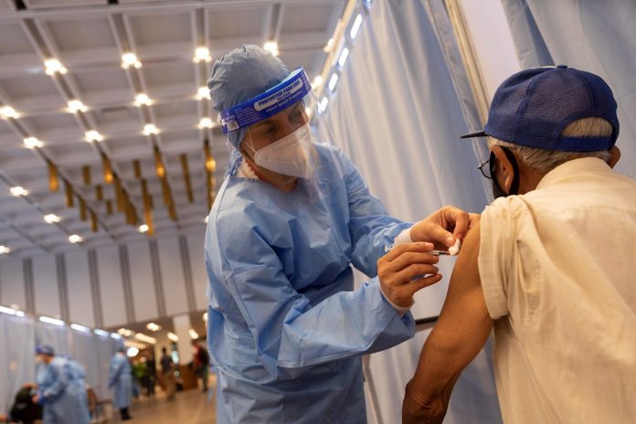 Maduro asegura que población mayor de edad “alcanza 102% de vacunación antiCOVID”