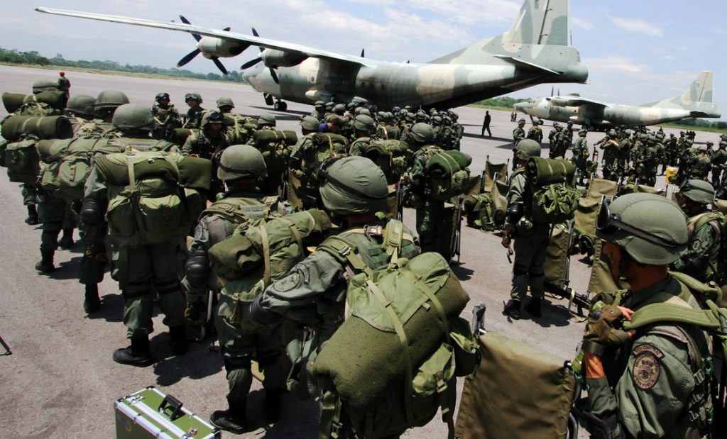 Venezuela replica a Colombia que combate a los grupos armados