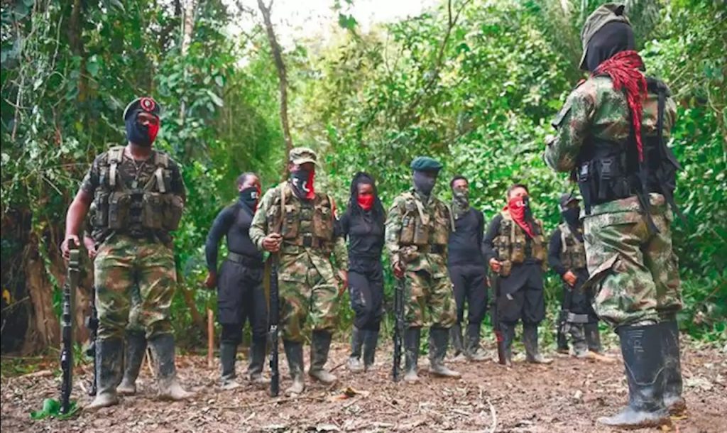 Alertan sobre riesgo de reclutamiento de menores por choques entre ELN y FARC