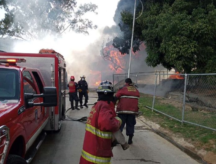 Explosiones e incendio causaron alarma este viernes entre vecinos de Fuerte Tiuna