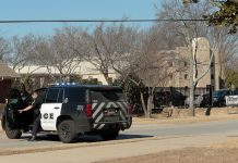 Rehenes de sinagoga de Texas escaparon tras arrojar una silla al secuestrador