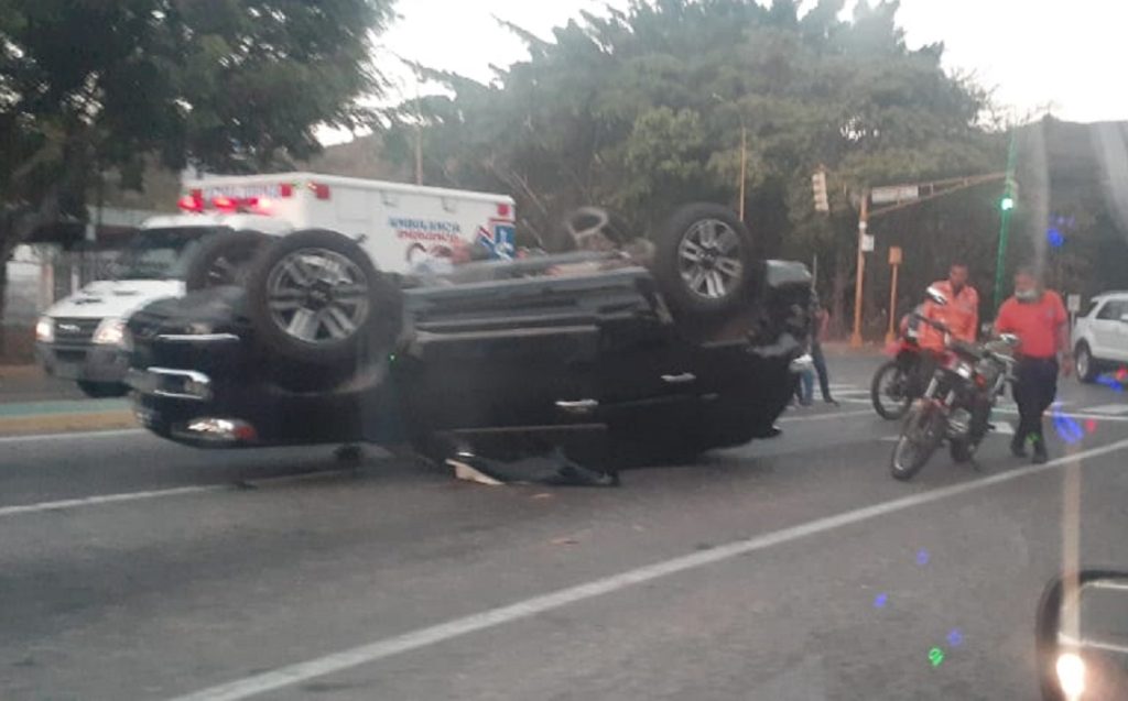 Volcamiento en avenida Cedeño de Valencia se registró la tarde de este martes