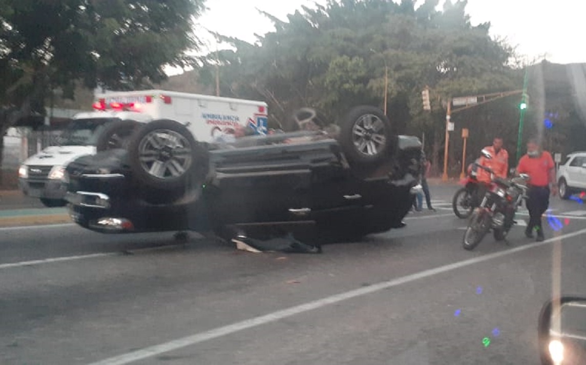 Volcamiento en avenida Cedeño de Valencia se registró la tarde de este martes