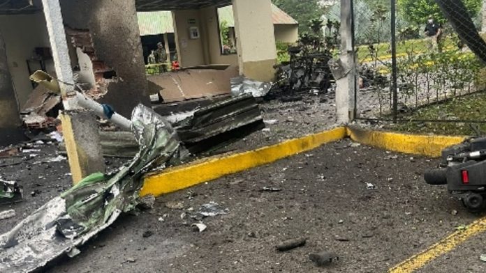 Un muerto y dos heridos en ataque con carro bomba contra Ejército colombiano