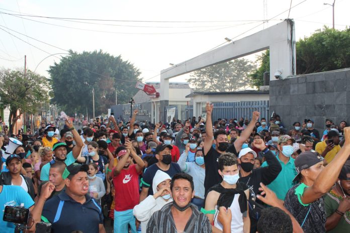 Migrantes venezolanos realizan viacrucis en sur de México para exigir visas